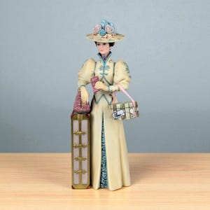 Vintage Avon Mrs. Albee Award Figurine: 2002 Presidents Club Collectible