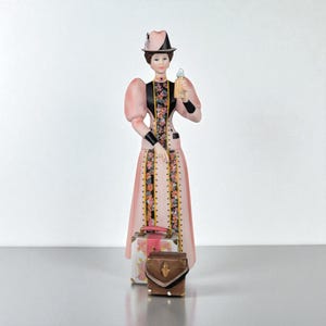 Vintage Avon Mrs. Albee Award Figurine: 2004 Presidents Club Collectible