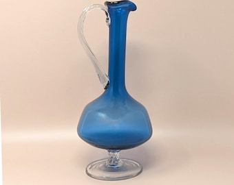 Decantador de cristal artístico azul de mediados de siglo – Asa transparente retorcida y pedestal