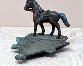 Cenicero con forma de caballo de John Wright de 1930 – Decoración rústica de metal fundido estilo Dark Academia para estudio