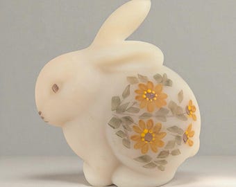 Lapin en verre crème anglaise Fenton, figurine florale de lapin peinte à la main, artiste signé, oeuvre d&#39;art en verre de collection pour décoration printanière