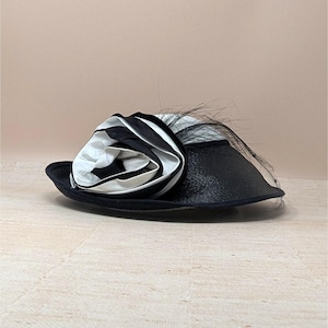 Accesorio para sombrero Jody G Sylvia de la década de 1960: sombrerería mod de mediados de siglo, pieza monocromática que marca tendencia.