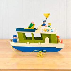 Vintage Fisher-Price Happy Houseboat: 1970s Pull Toy with Little People