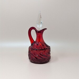 Aceitera Fenton de cristal rojo rubí de la década de 1960 – Decantador con tapón de cristal y diseño de volutas de mediados de siglo