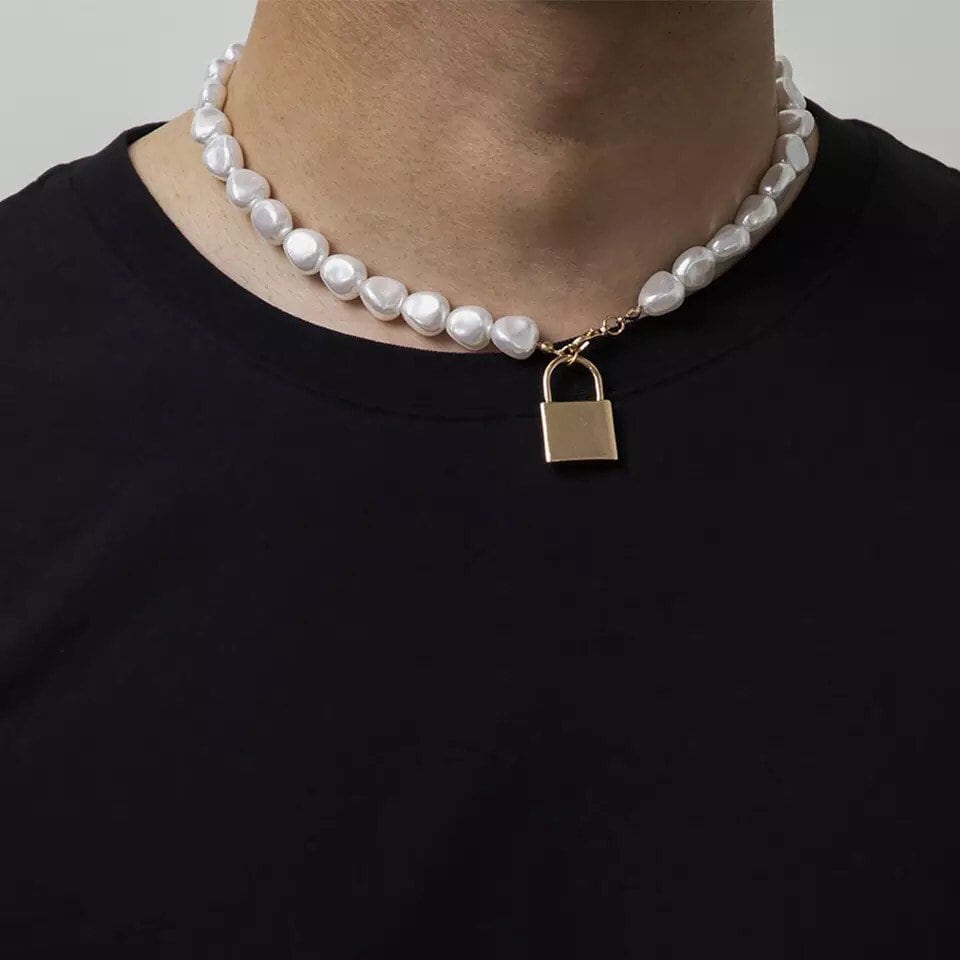 Pearl necklace with lock deals