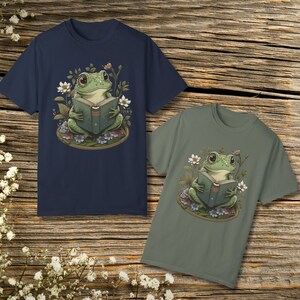 Cottagecore Frog Booklover Unisex T-shirt, Frog nature t-Shirt, vintage frog lover shirt, trendy t-shirt