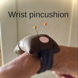 ZLXHDL Wrist Pin Cushions for Sewing,Pin Cushion Wrist,1 pcs Creative  Pumpkin Fabric Sewing Needles Pin Cushion with Elastic Wrist Belt(1)