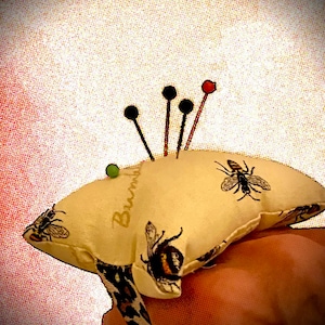 Bee pincushion, hands free pincushion, finger pincushion, pincushion, bee lovers, sewing accessories, gift for sewer, sewing needs, sew