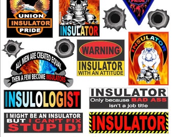 Pode incluir: Um conjunto de 12 adesivos de vinil com ditos humorísticos sobre isoladores. Os adesivos apresentam uma variedade de designs, incluindo caveiras, um bulldog e um sinal de advertência. O texto nos adesivos inclui frases como "Union Insulator Pride", "Insulator with an Attitude", e "I might be an insulator but I can't fix stupid!"