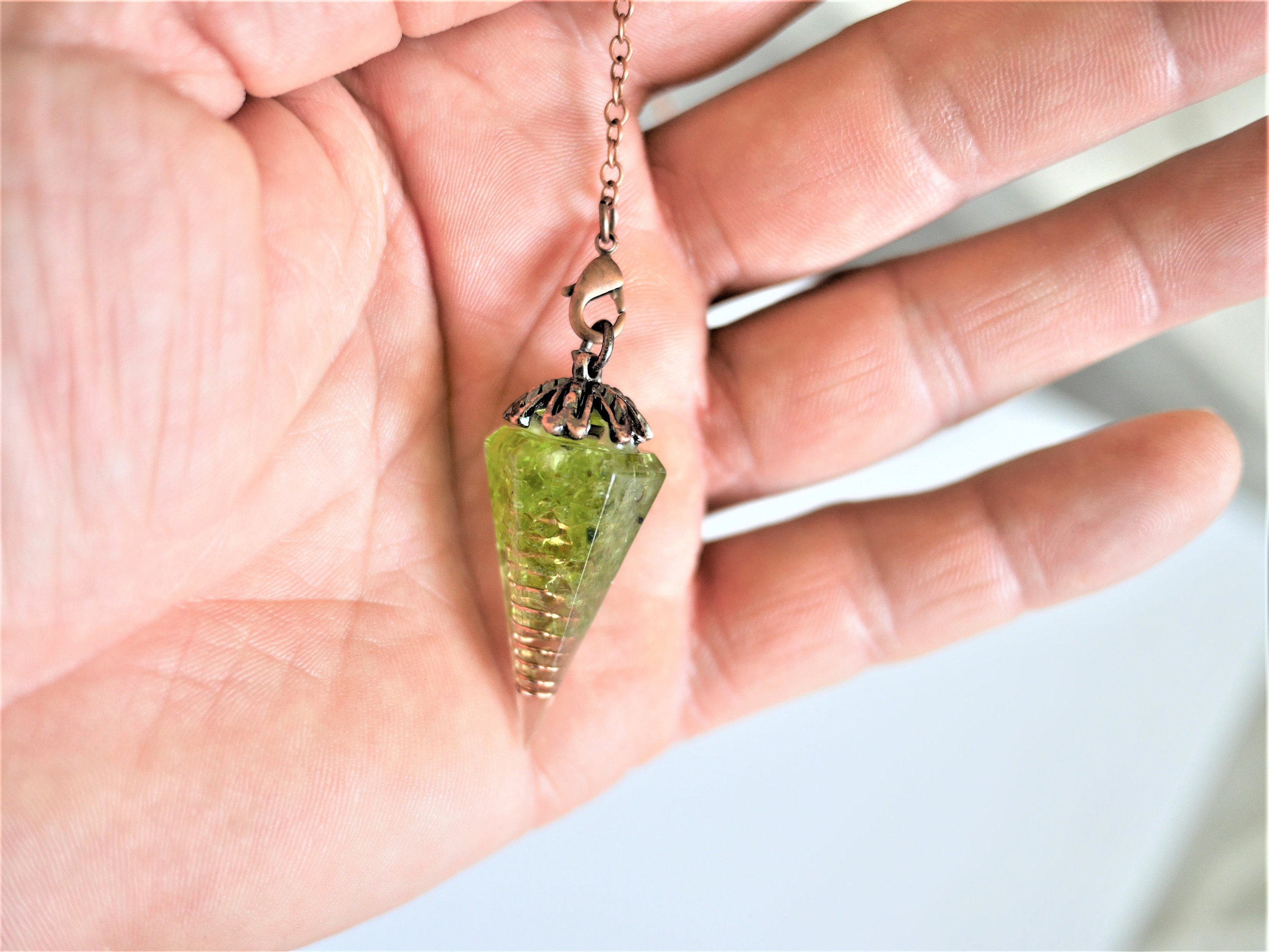 Orgonite//Orgonite Olivine//Pendule Orgonite//Radiestésie//Divination//Pendule Orgonite//Olivine//Es