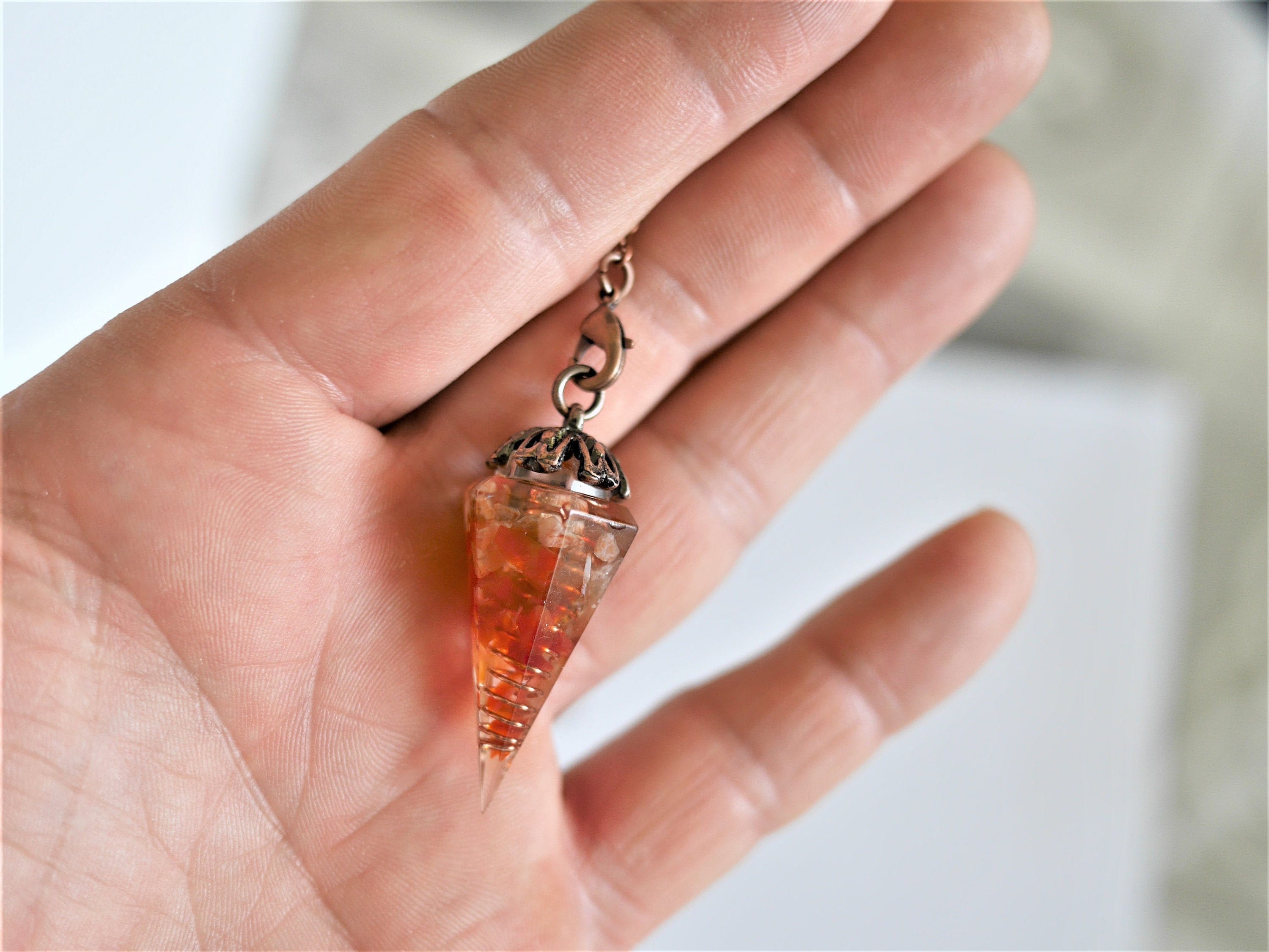 Orgonite//Orgonite Cornaline//Pendule Orgonite//Radiestésie//Divination//Pendule Orgonite//Cornaline