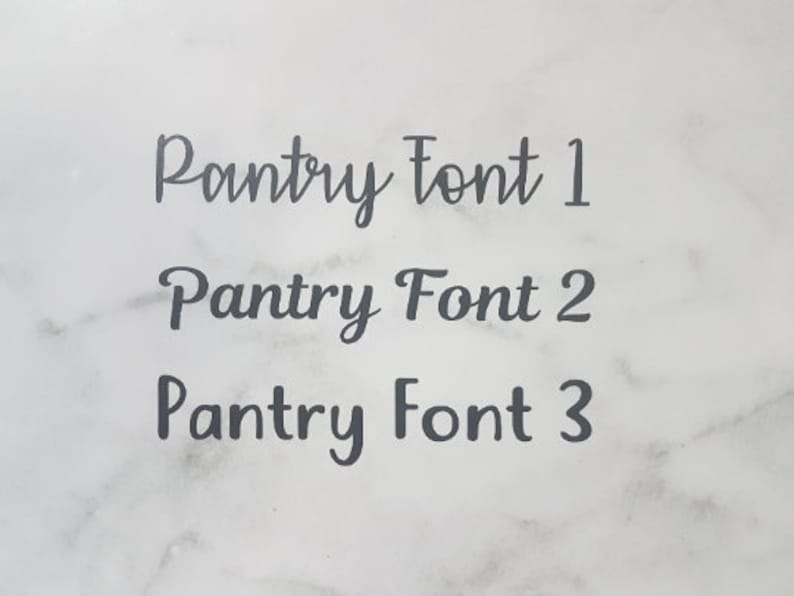 K&ouml;nnte beinhalten: Drei verschiedene Schriftstile f&uuml;r das Wort "Pantry" werden auf einem wei&szlig;en Marmorhintergrund gezeigt. Die Schriften sind alle im Kursiv-Stil.
