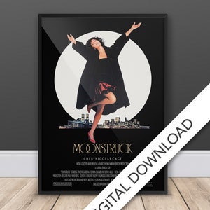 Op de afbeelding: Een zwart-witte filmposter voor de film "Moonstruck" met Cher en Nicolas Cage. De poster toont een vrouw in een zwarte jurk en jas, springend in de lucht met haar armen omhoog. De achtergrond is een zwarte cirkel met een witte skyline.