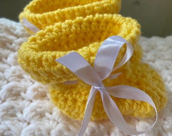 Crochet baby booties. Yellow booties.handmade baby footwear. Knit baby booties.newborn photo prop.baby-shower gift.new baby announcement.