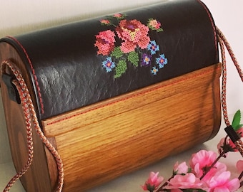 Handtas met houten kruissteek: schoudertas van eiken en leer