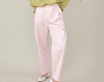 Pantalon d'été pour femme aux couleurs pastel, avec braguette superposée et double pli, coupe fuselée disponible en rose, lavande, bleu et jaune