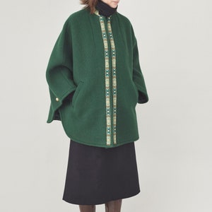 Vintage Wool Cape for Women XS - S, Retro Chic Green Hip Long Cape, Cozy and Warm Style for Elegant Layered Outfits in Cold Season FTV1825