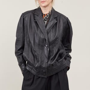 Veste en cuir vintage femme P-M - aviateur surdimensionné des années 80 et 90, manteau noir rétro aux épaules fortes, vêtement d'extérieur souple en cuir véritable pour le printemps, coupe carrée
