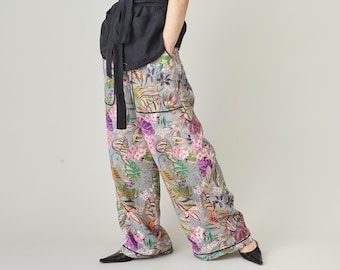 Pantalón ancho de lino con estampado floral tropical y cintura elástica.