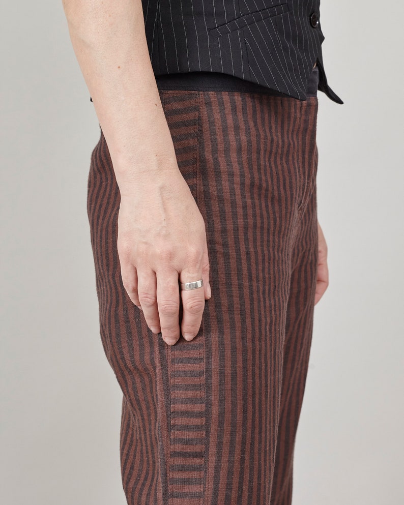 Pantaloni Capri in lino vintage chic da donna XS, pantaloni estivi a righe marroni, vita media, vestibilità rilassata, design carino immagine 9