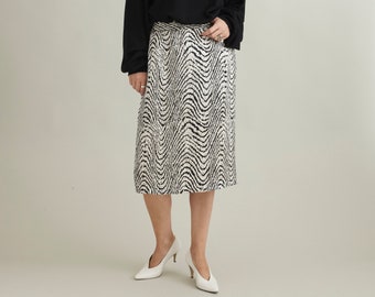 Vintage Silk Skirt for Women Size L | Black and White Animal Print Silk Skirt Below the Knees, with silk lining FTV1250