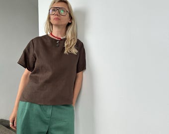 Blusa minimalista de manga corta de lino marrón, lino italiano de remanentes