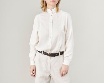 Retro Charm Delivered: Off-White Raw Silk Blouse with Tunic Collar – A Light, Delicate Summer Essential