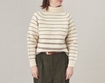 Maglione dolcevita in lana lavorato a mano / Collo alto a righe bianco crema (taglia S)