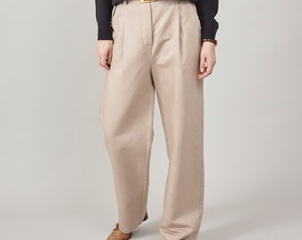 Pantaloni di lino chic in beige, per il clima di transizione, design moderno, a vita alta, pieghettato con vita alta