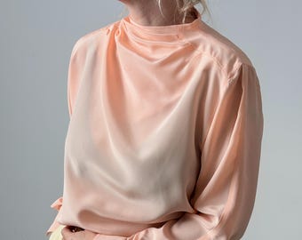 Blusa de seda color rubor para mujer / Cuello alto, blusa de noche con caída suave y botones en la espalda