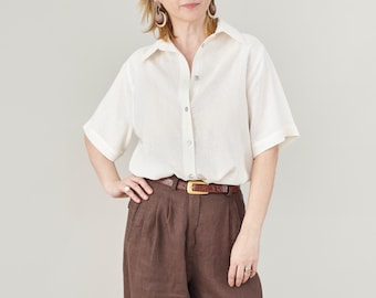 Blusa de seda cruda: Top veraniego de manga corta en color blanco roto