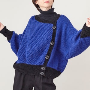 Vintage Wolle Strickjacke für Frauen Größe S - XL | Schwarz und Blau Wolle Handgestrickte Strickjacke mit Seitlichen Knöpfen FTV1309