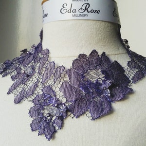 Cadeau parfait ! « Collier » décoratif en dentelle violette et cristaux Swarovski.