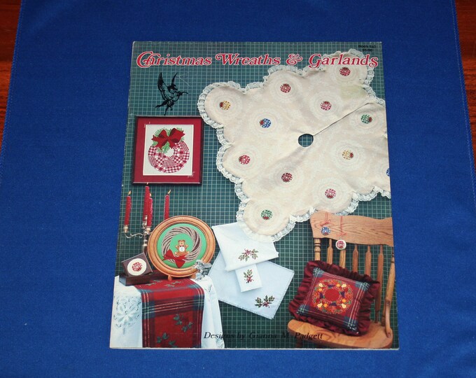 Vintage Christmas Cross Stitch Booklet Wreaths & Garland Project Decorations Holiday DIY Patterns Crafts Projects Craft Pattern