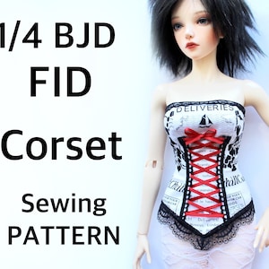 Op de afbeelding: Een witte corset met zwarte kanten rand en rode lintveters. Het corset heeft een print met tekst en een zeilbootontwerp. Tekst op de afbeelding luidt "1/4 BJD FID Corset Sewing PATTERN".