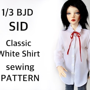 Könnte beinhalten: Ein weißes klassisches Hemd mit roter Schleife, entworfen für eine 1/3 BJD SID Puppe. Das Hemd hat lange Ärmel und eine Knopfleiste. Der Text "Classic White Shirt sewing PATTERN" ist ebenfalls enthalten.