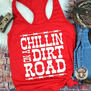 Chillin On A Dirt Road タンクトップ、カントリーミュージックタンクトップ、カントリーミュージックシャツ、カントリーミュージックフェスティバル、ロデオタンクトップ、ロデオシャツ、コンサートタンクトップ、夏