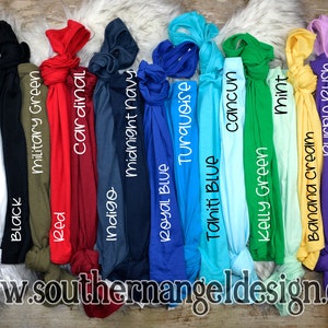 Peut inclure: Une vari&eacute;t&eacute; de couleurs de t-shirts affich&eacute;es sur une surface en bois. Les couleurs incluent le gris fonc&eacute;, le gris chin&eacute;, le blanc, le noir, le vert militaire, le rouge, le cardinal, l'indigo, le bleu marine, le bleu royal, la turquoise, le bleu tahiti, le cancun, le vert kelly, la menthe, la cr&egrave;me banane, le violet rush, le lilas, la framboise et le rose chaud.