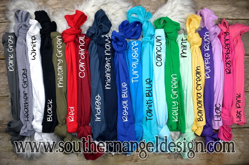 Peut inclure: Une vari&eacute;t&eacute; de couleurs de t-shirts affich&eacute;es sur une surface en bois. Les couleurs incluent le gris fonc&eacute;, le gris chin&eacute;, le blanc, le noir, le vert militaire, le rouge, le cardinal, l'indigo, le bleu marine, le bleu royal, la turquoise, le bleu tahiti, le cancun, le vert kelly, la menthe, la cr&egrave;me banane, le violet rush, le lilas, la framboise et le rose chaud.