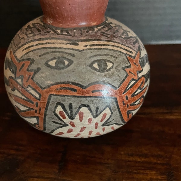 Réplique de vaisseau en céramique de Nazca avec un être mythique anthropomorphe. Fabriqué à la main/peint à la main au Pérou. Poterie amérindienne. Uniques