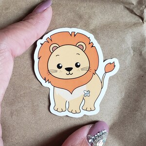 GJ Tubie Lion (Gtube, Enterale Ernährung, Inklusion, Behinderung, Hilfsmittel, medizinisches Zubehör, wasserdichter Aufkleber)
