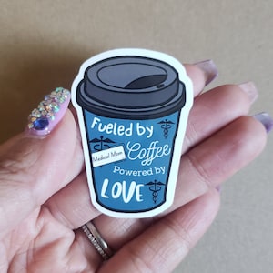 Coffee Fueled Medical Mama (maman, soignante, motivationnelle, drôle, accessoires de vie médicale, maman, sensibilisation, soins complexes, autocollant étanche)
