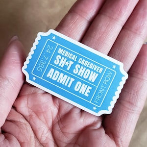 Admit One - Caregiver Sh * t Show (mamma, badante, motivazionale, divertente, vita medica, regalo, incoraggiamento, cure complesse, adesivo impermeabile)