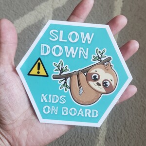 Adesivo per paraurti: Tubie Sloth Slow Down Design (adesivo durevole, rimovibile, vinile resistente alle intemperie)