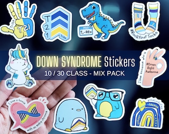 Puede incluir: Un conjunto de 10 pegatinas de concienciación sobre el síndrome de Down con varios diseños, que incluyen un unicornio, un dinosaurio, un pingüino, una rana, un arcoíris, una mano con el símbolo T21 y un corazón con una cadena de ADN. Las pegatinas están impresas en papel blanco con detalles azules, amarillos y rosas.