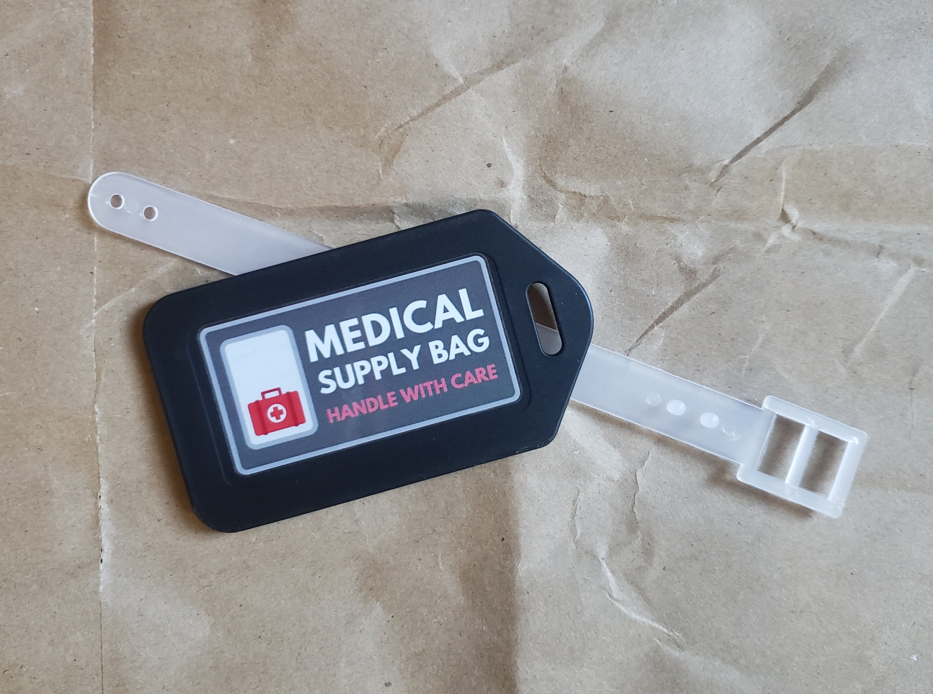 Étiquettes Alerte Médicale – 2 étiquettes + 2 Porte-clés, Rouge, 13x3 Cm, Pour Sac Médical & Urgences