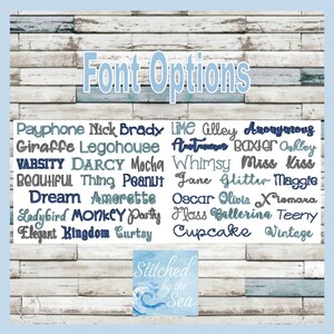 Puede incluir: Una lista de opciones de fuentes para bordado, incluyendo nombres como Payphone, Giraffe, Varsity, Beautiful, Dream, Ladybird, Elegant, Lime Alley, Anonymous, Baxter, Whimsy, Miss Kiss, Jane, Glitter, Oscar, Olivia, Floss, Ballerina, Cupcake y Vintage. El texto "Stitched by the Sea" est&aacute; en la parte inferior de la imagen.