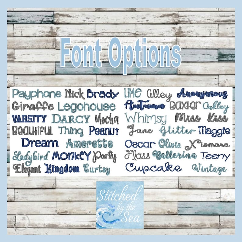 Puede incluir: Una lista de opciones de fuentes para bordado, incluyendo nombres como Payphone, Giraffe, Varsity, Beautiful, Dream, Ladybird, Elegant, Lime Alley, Anonymous, Baxter, Whimsy, Miss Kiss, Jane, Glitter, Oscar, Olivia, Floss, Ballerina, Cupcake y Vintage. El texto "Stitched by the Sea" est&aacute; en la parte inferior de la imagen.