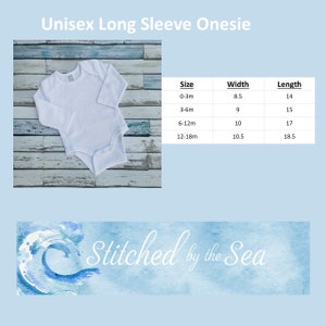 Puede incluir: Unisie blanco de manga larga con una tabla de tallas que muestra las medidas de ancho y largo en pulgadas para las tallas de 0 a 3 meses, 3 a 6 meses, 6 a 12 meses y 12 a 18 meses. El unisie est&aacute; sobre un fondo de madera. El texto "Stitched by the Sea" est&aacute; debajo de la tabla.
