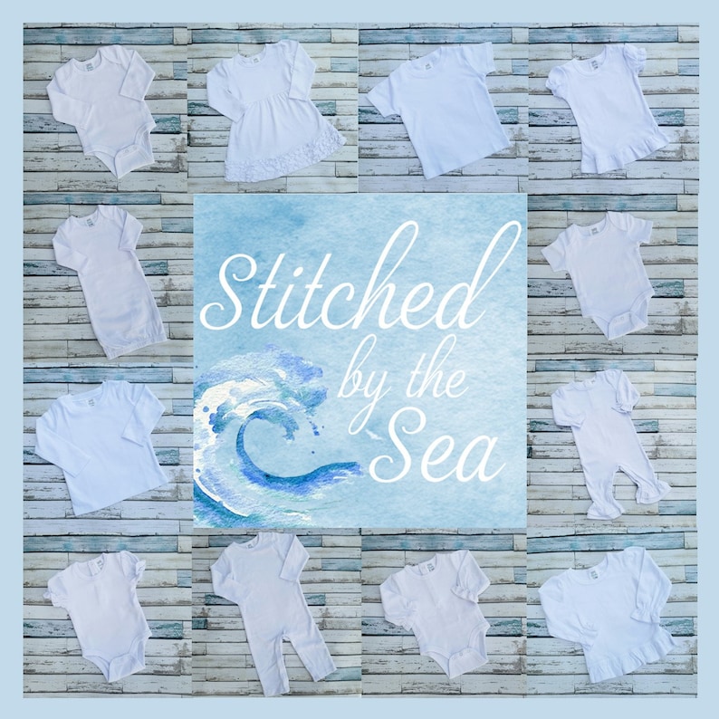 Puede incluir: Un collage de 10 bodies blancos para beb&eacute;, un vestido blanco para beb&eacute; y un pijama blanco para beb&eacute;. Los bodies tienen mangas largas y est&aacute;n dispuestos en una cuadr&iacute;cula. El fondo es una acuarela azul claro con el texto "Stitched by the Sea".
